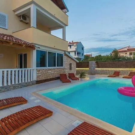 アパート Haus Jelena